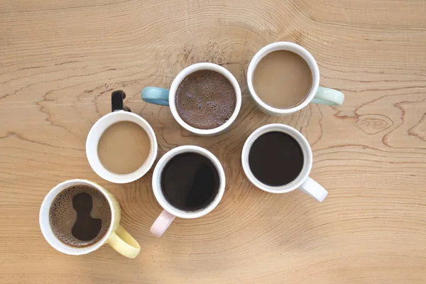 Viele Tassen Kaffee Auf Holztisch — Stockfoto