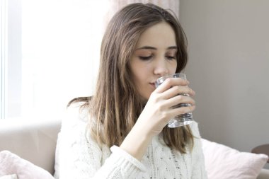  güzel genç kadın içme suyu