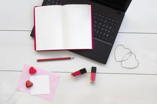 白色书桌上的笔记本电脑 笔记本电脑和粉红色信封 情人节概念 — 图库照片