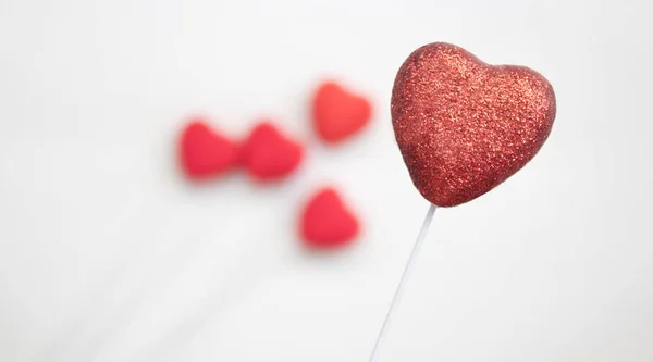 Beyaz arka plan ile kırmızı valentine kalpler.