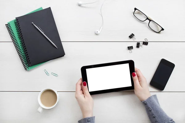 Dijital tablet tutan eller. Beyaz arka plan üzerinde Office Masaüstü.