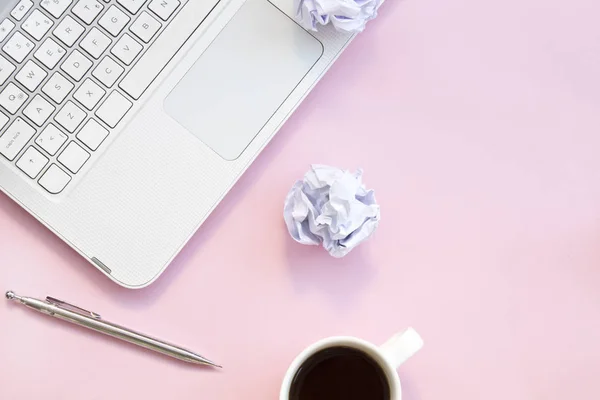 Laptop ve pembe bir arka plan üzerine kahve.