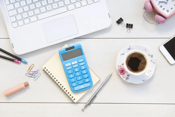 Lay kadın ofis masası düz. Dizüstü bilgisayar, beyaz arka plan üzerinde aksesuarları ile kadın çalışma alanı. Üstten görünüm kadınsı arka plan.