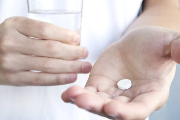 Weiße Pille Und Ein Glas Wasser Menschenhänden Gesundheitskonzept — Stockfoto
