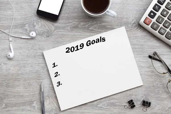 Kağıt, gri arka plan üzerinde üzerinde kahve ile listesi 2019 gol.