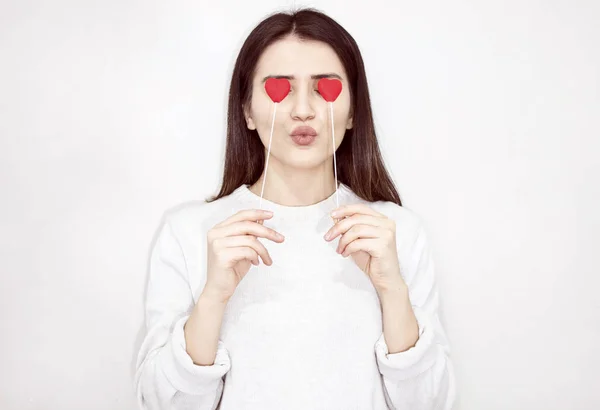 Sevgililer günü aşk güzel kavramı. Mutlu kız iki kalp gözleri üzerinde tutan.