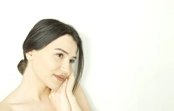 Temiz ve sağlıklı bir cilt ile gülümseyen güzel genç kadın