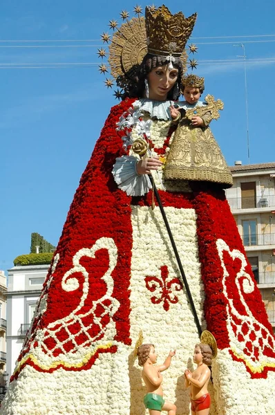 Çiçek Valencia Meryem Ana heykeli