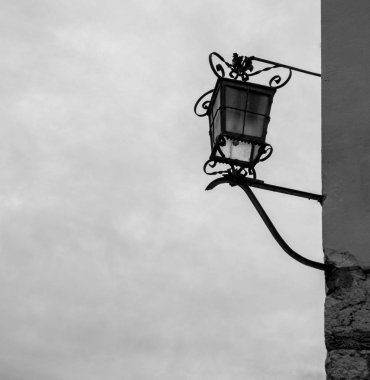 Arka plan gökyüzü duvar üzerinde eski fener