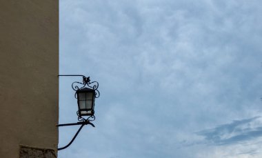 Arka plan gökyüzü duvar üzerinde eski fener