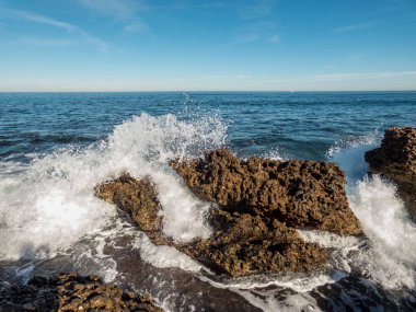 Plaj dalgalar ve gökyüzü ile görmek.