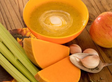 Kabak ve havuç çorbası ile krem ve maydanoz selery, garlick ve adet Kabak Koyu ahşap tablo.