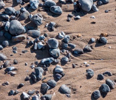 Sahilde taşlar ve kumlar.