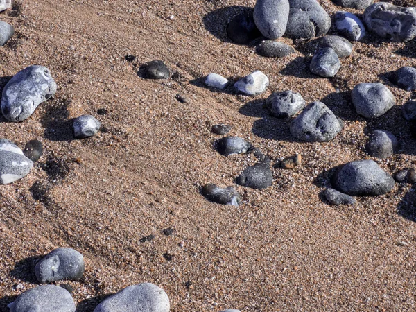 Sahilde taşlar ve kumlar