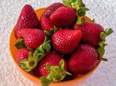 Tabakta taze çilekler var.