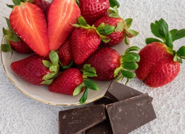 Plaka ve çikolata çilek
