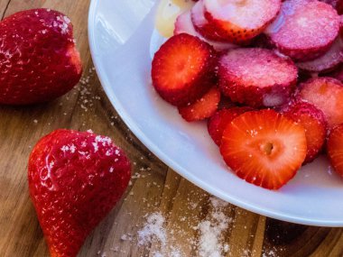 Taze çilek plaka üzerinde kesmek