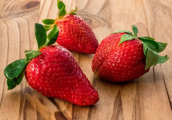 Masada taze çilekler var.