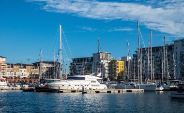 Yahts, mavi gökyüzü ve su ile Eastbourne içinde liman