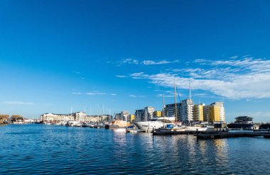Yahts, mavi gökyüzü ve su ile Eastbourne içinde liman