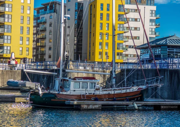 Yahts, mavi gökyüzü ve su ile Eastbourne içinde liman — Stok fotoğraf