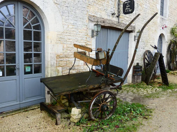 Gammal vagn nära antika byggnad vägg — Stockfoto