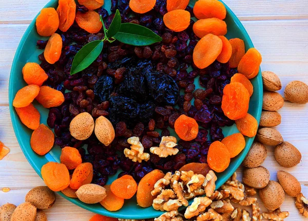 Kurutulmuş meyveler kayısı, kızılcık, Kuru üzüm, Kuru erik ve fındık c