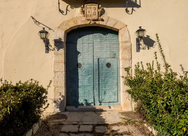 Puerta del antiguo monasterio en España — Foto de Stock