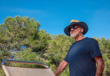 Doğaya yakından bakan yaşlı adam