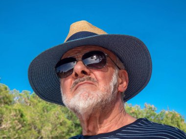 Doğaya yakından bakan yaşlı adam