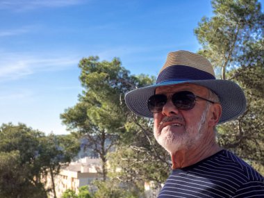 Doğaya yakından bakan yaşlı adam