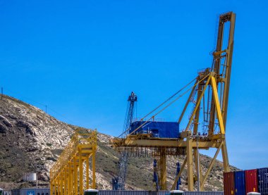 Deniz kargo limanında vinçler. Cartagena, İspanya