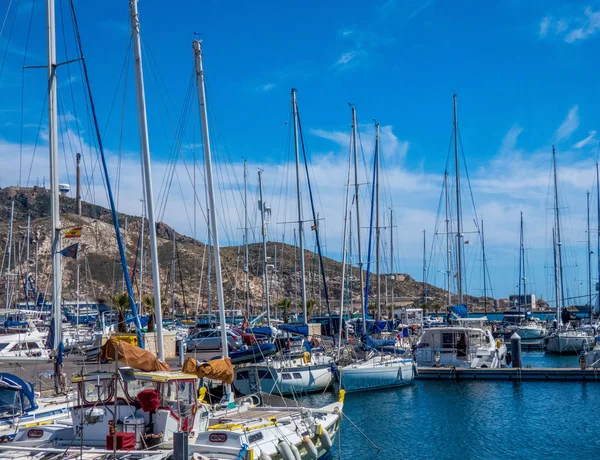 Båtar i gamla hamnen i Cartagena, Spanien. — Stockfoto