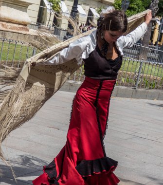  Sevilla, Endülüs, İspanya, 27 Mayıs 2019,kız sokakta dans flamenko , flamenko dansçısı.   