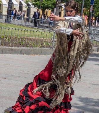  Sevilla, Endülüs, İspanya, 27 Mayıs 2019,kız sokakta dans flamenko , flamenko dansçısı.   