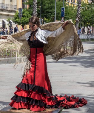  Sevilla, Endülüs, İspanya, 27 Mayıs 2019,kız sokakta dans flamenko , flamenko dansçısı.   