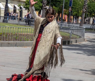  Sevilla, Endülüs, İspanya, 27 Mayıs 2019,kız sokakta dans flamenko , flamenko dansçısı.   