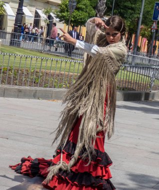  Sevilla, Endülüs, İspanya, 27 Mayıs 2019,kız sokakta dans flamenko , flamenko dansçısı.   