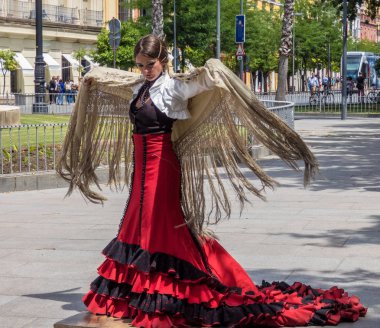  Sevilla, Endülüs, İspanya, 27 Mayıs 2019,kız sokakta dans flamenko , flamenko dansçısı.   