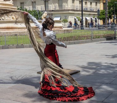  Sevilla, Endülüs, İspanya, 27 Mayıs 2019,kız sokakta dans flamenko , flamenko dansçısı.   