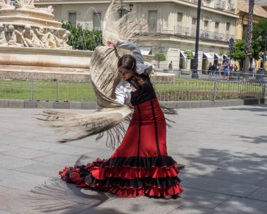  Sevilla, Endülüs, İspanya, 27 Mayıs 2019,kız sokakta dans flamenko , flamenko dansçısı.   