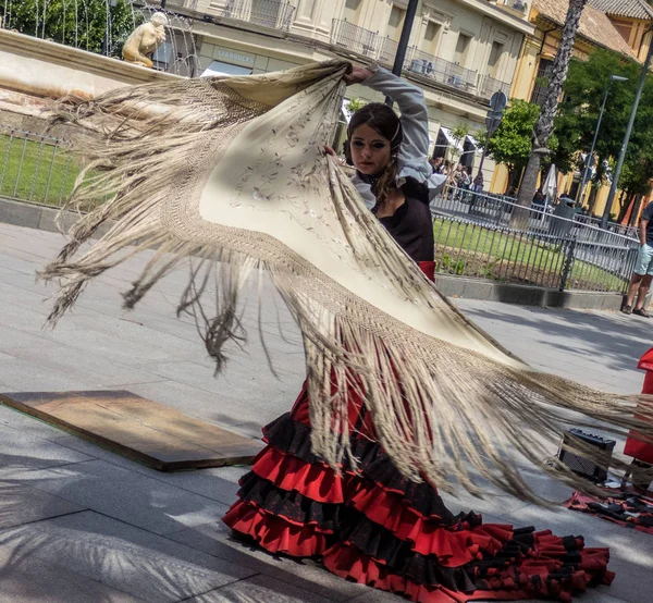  Sevilla, Endülüs, İspanya, 27 Mayıs 2019,kız sokakta dans flamenko , flamenko dansçısı.   