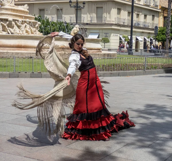  Sevilla, Endülüs, İspanya, 27 Mayıs 2019,kız sokakta dans flamenko , flamenko dansçısı.   