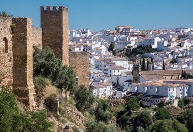 Ronda, Malaga provin eski duvarlar ve şehir panoramik görünümü