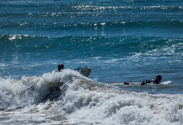 Surfaři čekají na velkou vlnu v Costa Calida, Mursia, Španělsku. Slunné — Stock fotografie
