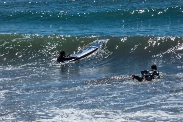Surfaři čekají na velkou vlnu v Costa Calida, Mursia, Španělsku. Slunné — Stock fotografie