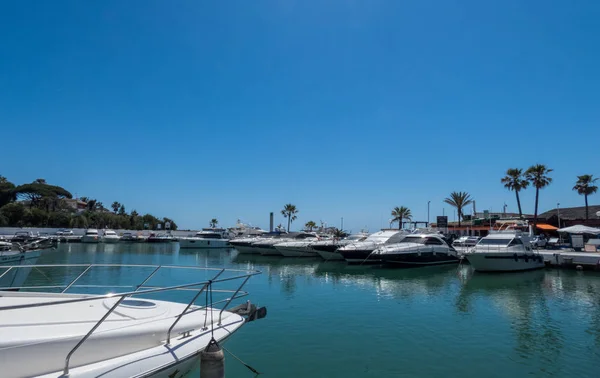 Privatbåtar i liten hamn nära Mazarron, Spanien, Mursia — Stockfoto