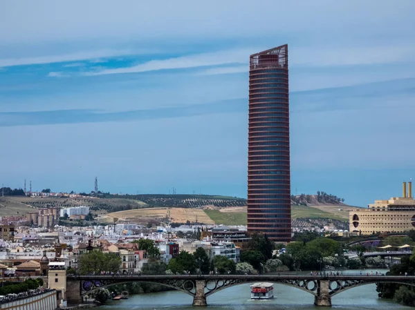 Paisagem de Sevilha, Andaluzia. Vista sobre o rio Guadalqvivir e — Fotografia de Stock