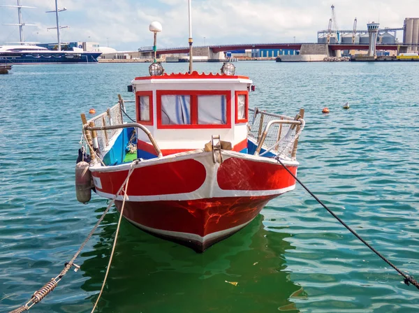 Tarragona limanında kırmızı balıkçı teknesi, İspanya
