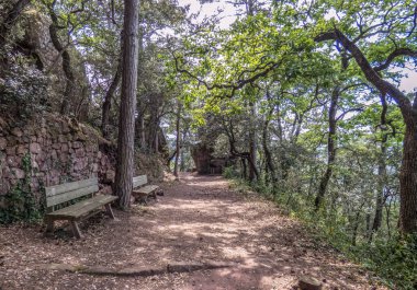 Escornalbou manastırı çevresindeki yol, Tarragona, İspanya